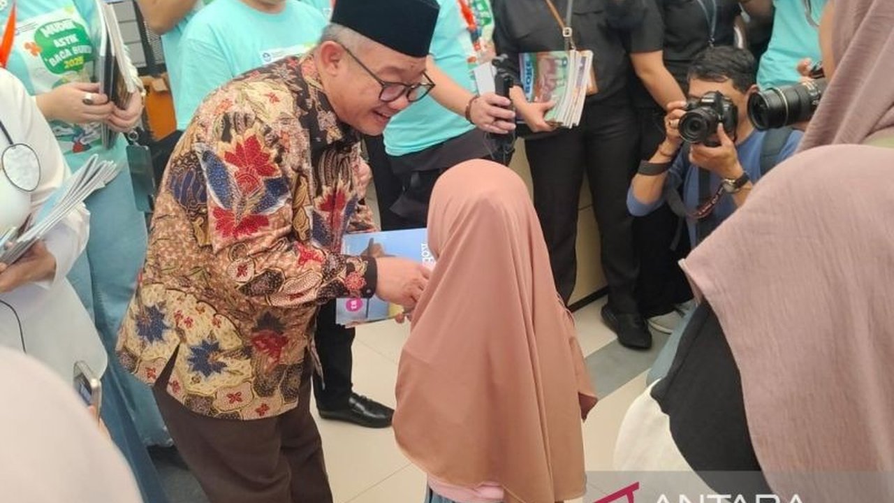 Menteri Pendidikan, Kebudayaan, Riset, dan Teknologi (Mendikbudristek) membagikan 20.000 buku gratis di enam titik keberangkatan mudik Jakarta untuk mendorong minat baca anak selama perjalanan.