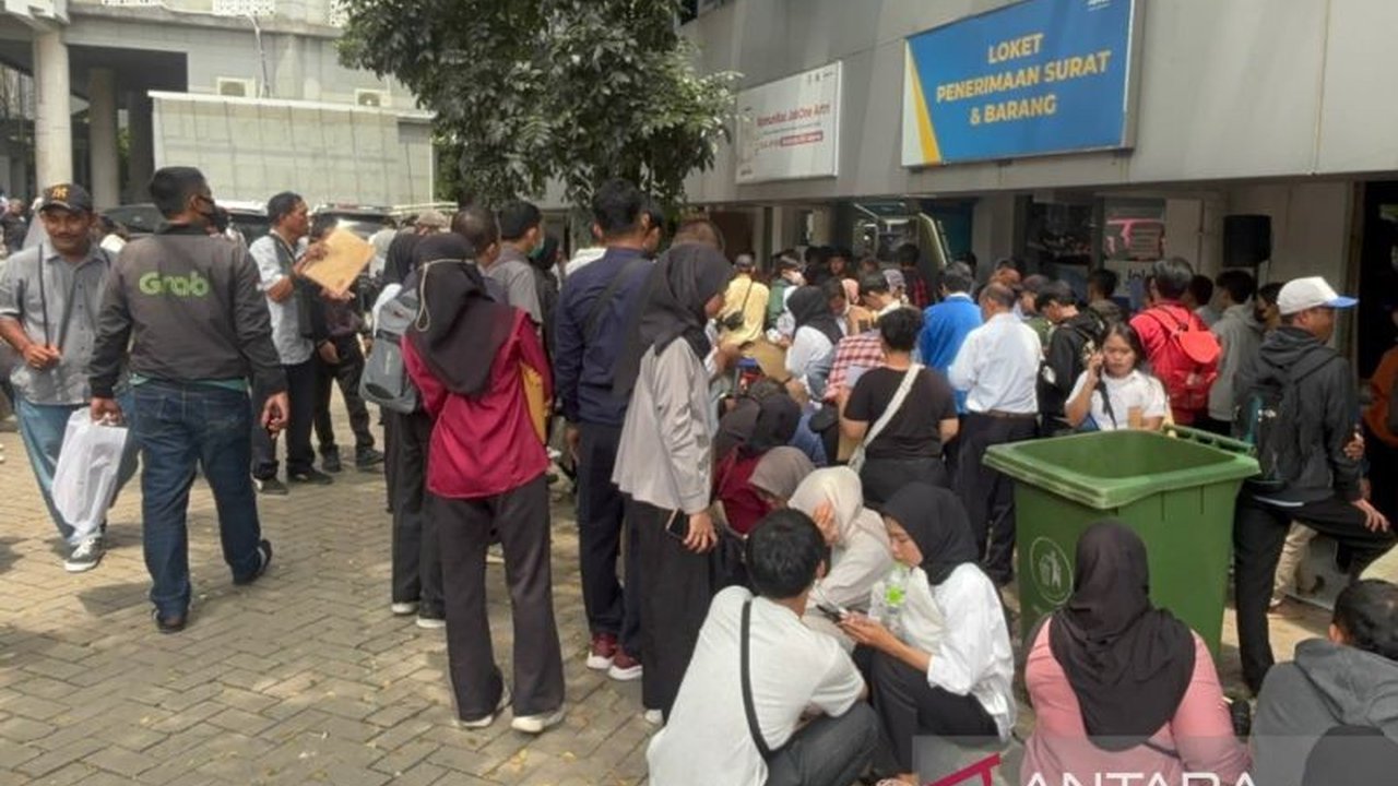 Pemprov DKI Jakarta mengimbau masyarakat untuk melamar pekerjaan PPSU dan PJLP secara online melalui situs resmi Pemprov DKI Jakarta guna menghindari kerumunan di Balai Kota.