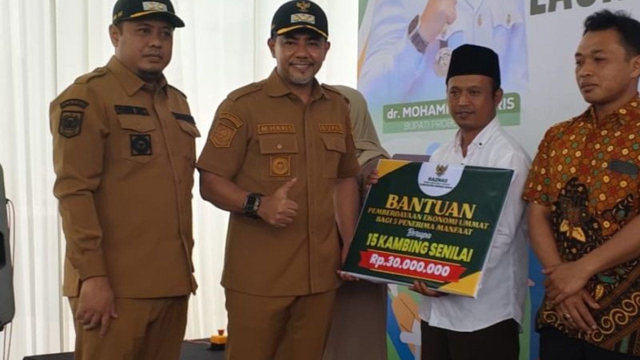 Baznas Kabupaten Probolinggo salurkan 15 ekor kambing senilai Rp30 juta kepada lima mustahiq di Desa Sumber untuk pemberdayaan ekonomi dan kemandirian.