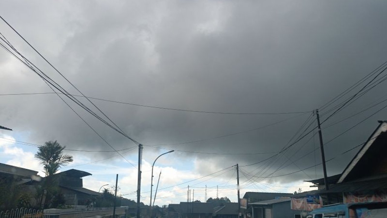 BMKG memperingatkan potensi cuaca ekstrem di sebagian besar wilayah Sulawesi Utara hingga 24 April 2025, dengan imbauan kewaspadaan terhadap bencana hidrometeorologi.