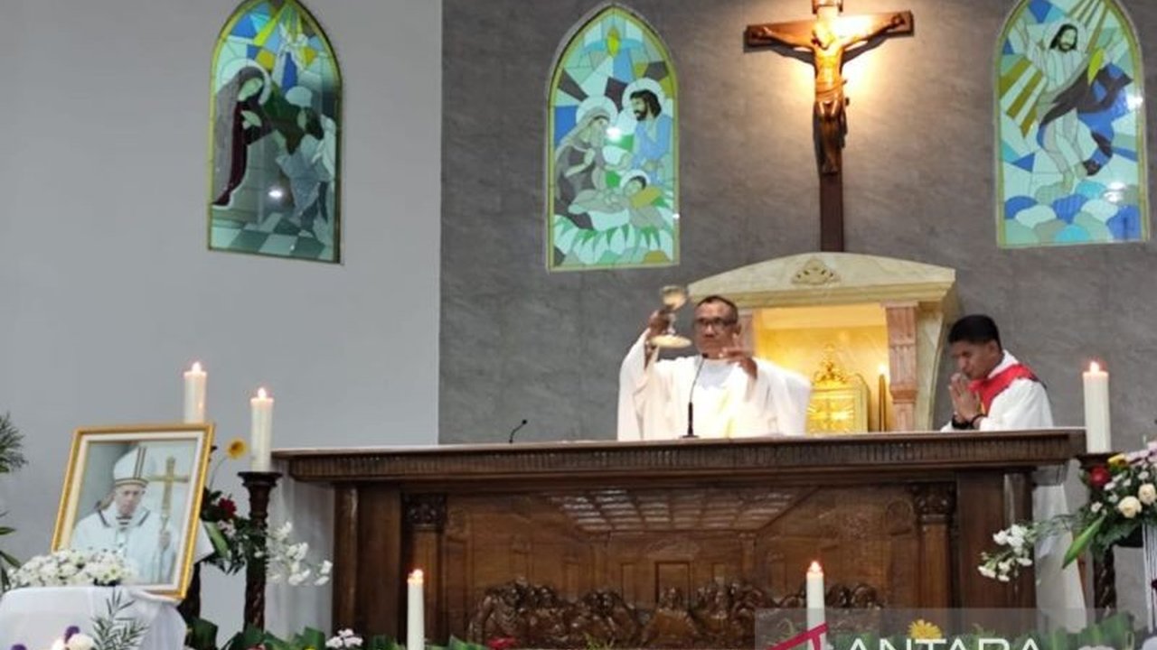 Umat Katolik di Belitung menggelar doa bersama untuk mendoakan keselamatan arwah Paus Fransiskus, pemimpin Gereja Katolik yang meninggal dunia pada usia 88 tahun.