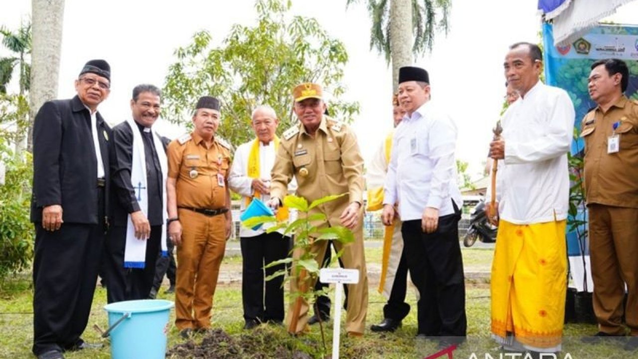 Kemenag Kalsel ikuti gerakan penanaman satu juta pohon di Hari Bumi ke-55 tahun 2025, menanam 10.000 pohon matoa di Kalsel dengan simbolis 10 pohon di Masjid Raya Sabilal Muhtadin.