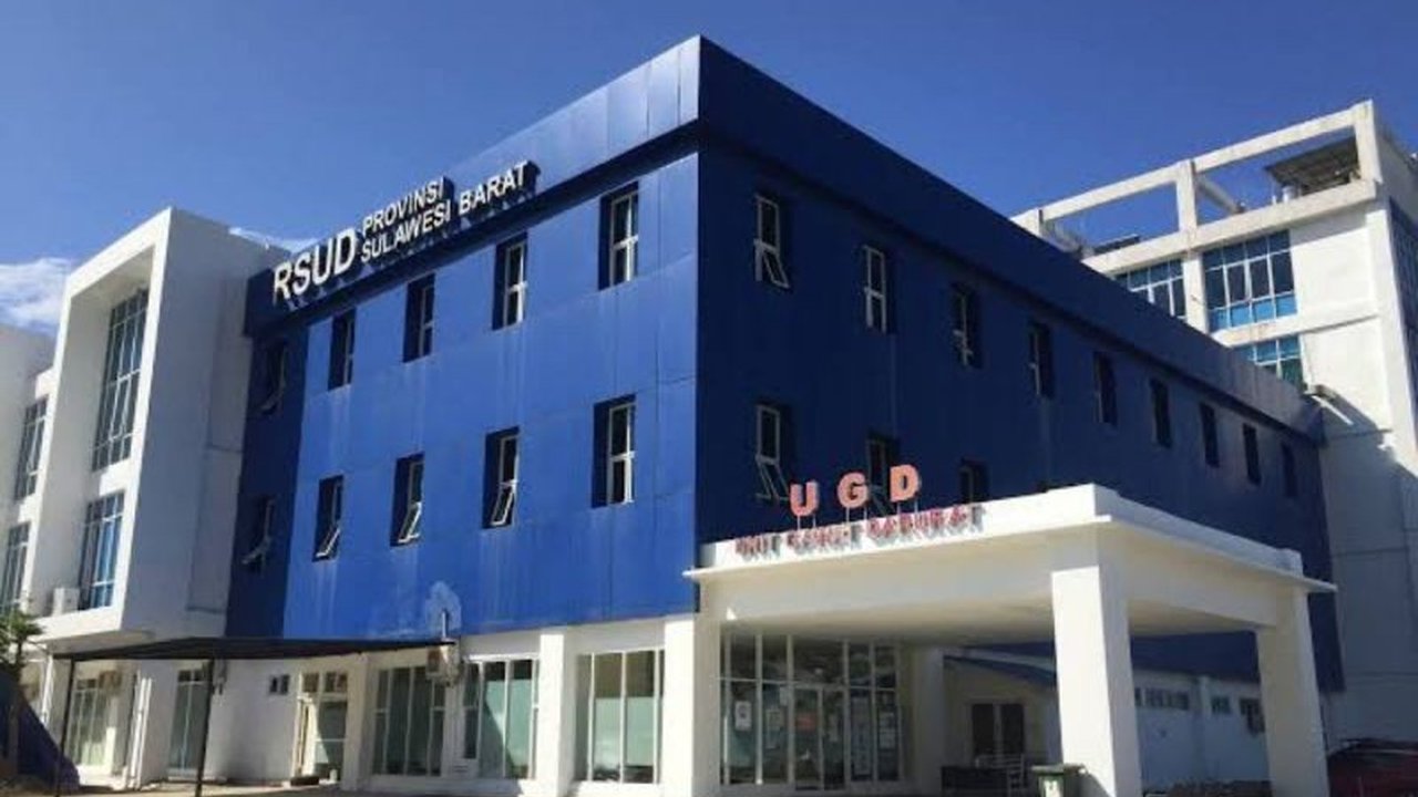 Direktur RSUD Sulbar membantah menolak pasien kecelakaan lalu lintas yang meninggal dunia, menyatakan IGD penuh dan menyarankan pasien ke rumah sakit terdekat.