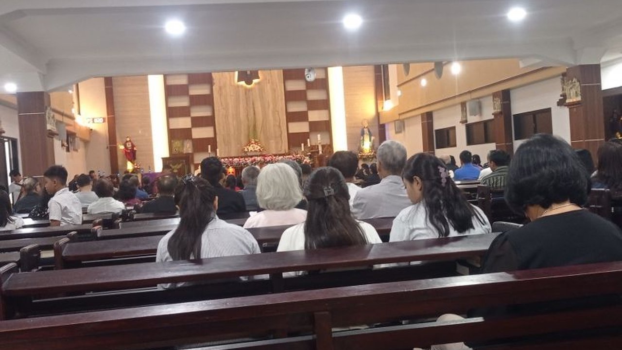 Ratusan umat Katolik di Rangkasbitung, Lebak, Banten menggelar misa untuk mendoakan wafatnya Paus Fransiskus, mengenang kepemimpinannya dan berharap agar kampanye ekologi globalnya berlanjut.