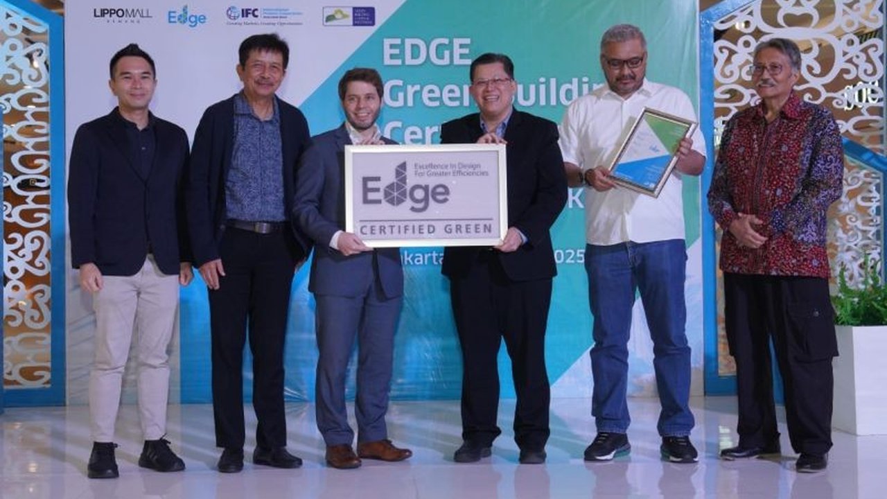 Lippo Mall Kemang berhasil mendapatkan sertifikasi EDGE untuk efisiensi energi, air, dan material, menghasilkan penghematan biaya hingga Rp4 miliar per tahun.
