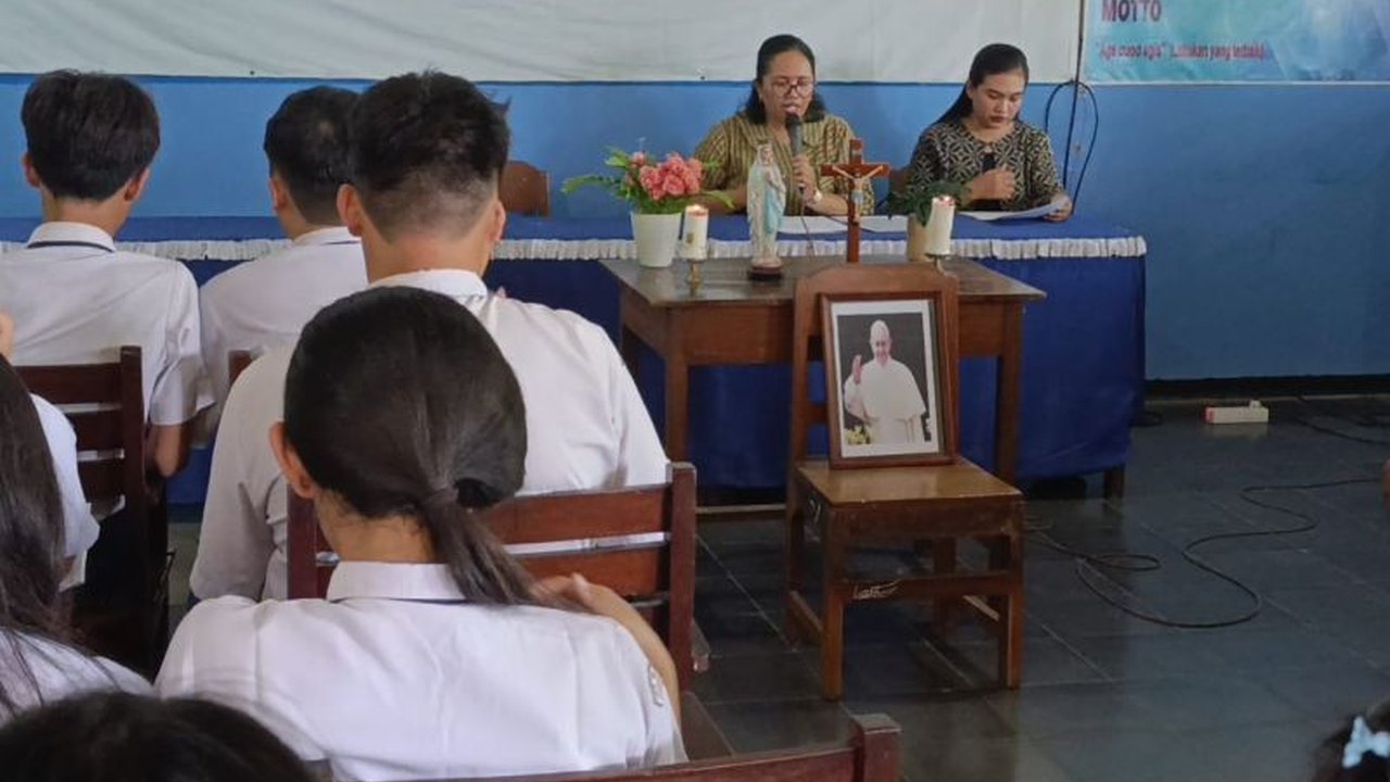 Siswa SMP Katolik Slamet Riyadi Ponorogo menggelar ibadat arwah selama sepekan untuk mengenang Paus Fransiskus, pemimpin umat Katolik yang dikenal sederhana dan rendah hati.