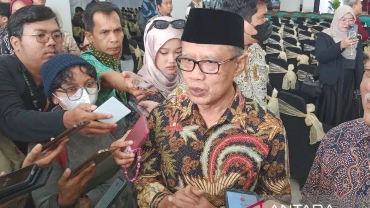 Ketua Umum PP Muhammadiyah, Haedar Nashir, mendorong dialog nasional untuk menyelesaikan polemik seputar usulan gelar Pahlawan Nasional bagi Soeharto, dengan menekankan perlunya melihat tokoh secara utuh dan menyeluruh.