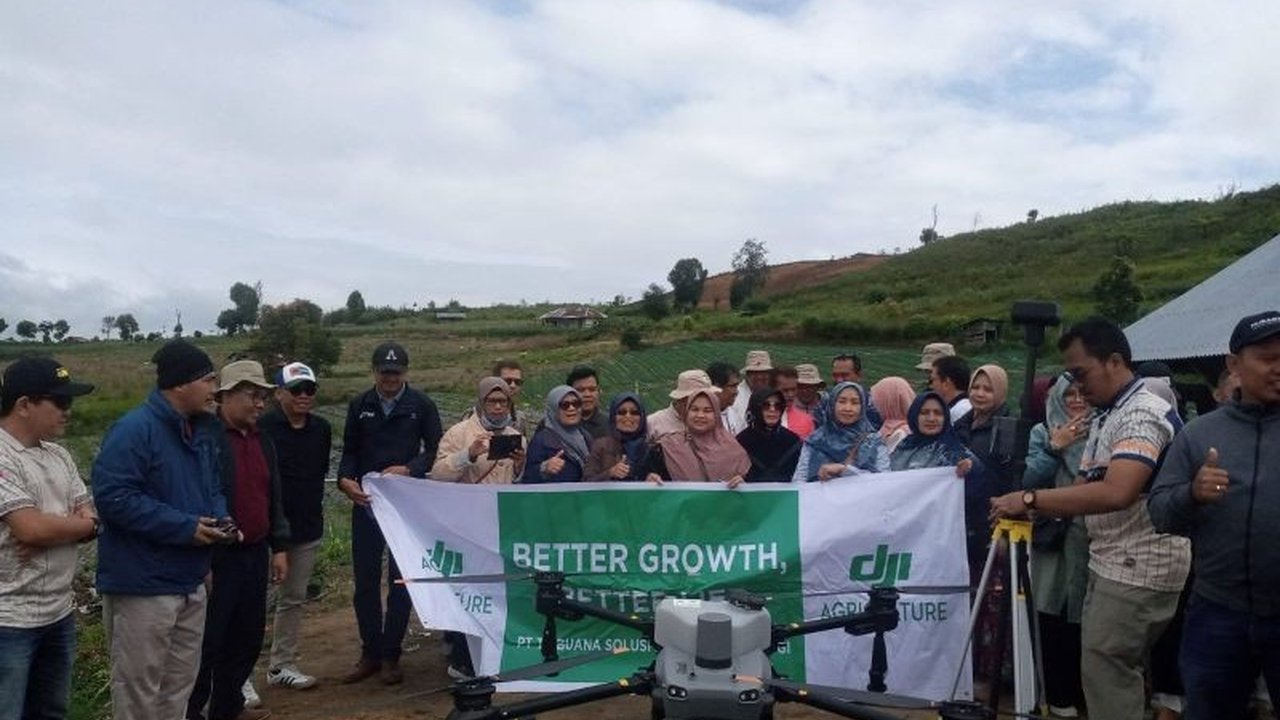 Petani Solok Uji Coba Drone untuk Penyemprotan Tanaman: Efisiensi dan Masa Depan Pertanian Indonesia