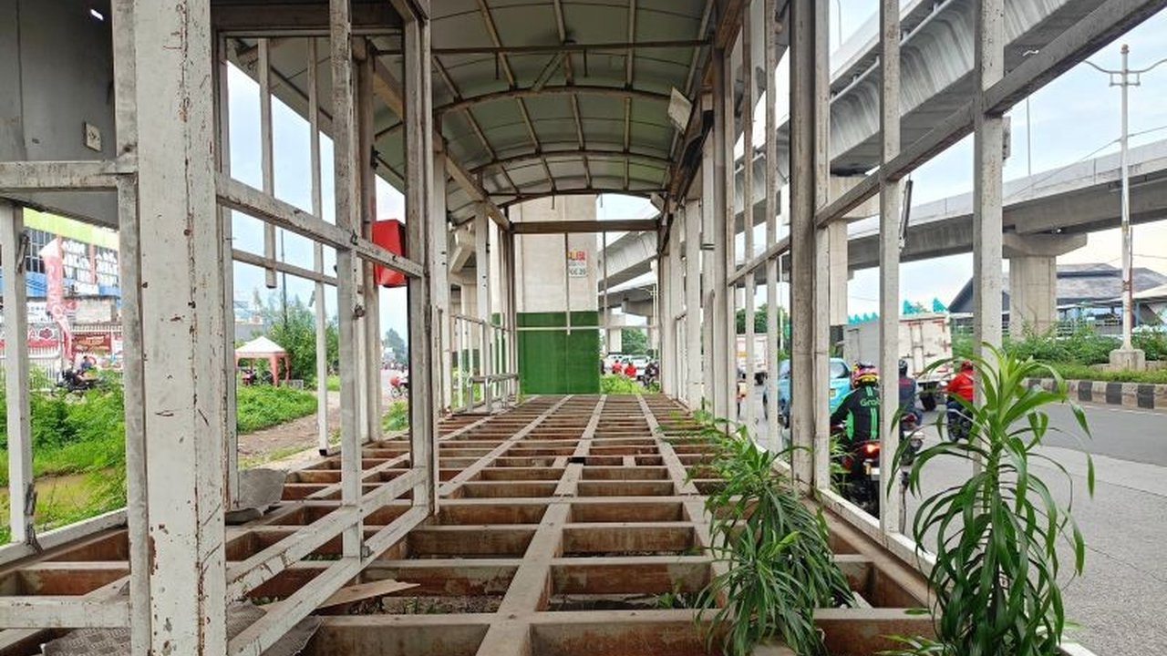 Kondisi memprihatinkan halte Transjakarta di Jalan Bekasi-Cakung dikeluhkan warga karena rusak, terbengkalai, dan rawan kejahatan, memicu pertanyaan soal pengelolaan infrastruktur transportasi Jakarta.