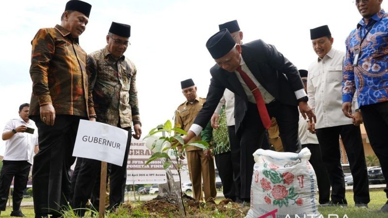 Wakil Gubernur Sumatera Utara, Surya, ikuti Gerakan Penanaman Sejuta Pohon Matoa dalam rangka memperingati Hari Bumi 2025, simbolisasi pelestarian lingkungan dan dukungan terhadap program Kementerian Agama.