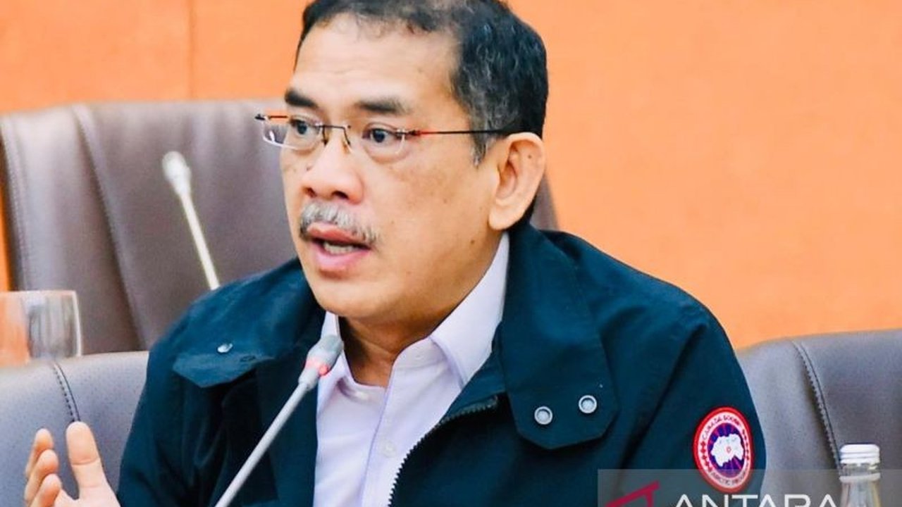 Anggota Komisi VI DPR RI Asep Wahyuwijaya mendesak PLN untuk transparan dalam penggunaan anggaran subsidi listrik yang mencapai Rp70 triliun di 2024 dan Rp90 triliun di 2025, serta mempertanyakan validitas data penerima subsidi.
