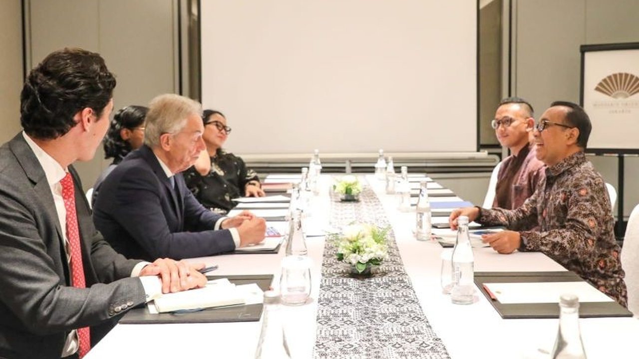 Menteri Koordinator PMK, Pratikno, dan mantan Perdana Menteri Inggris, Tony Blair, membahas potensi kecerdasan buatan (AI) dalam meningkatkan layanan publik dan pembangunan manusia di Indonesia, serta kolaborasi strategis di bidang transformasi digital.