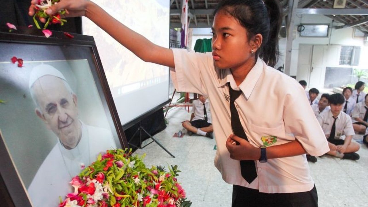 Wafatnya Paus Fransiskus membuka babak baru bagi Gereja Katolik, ditandai dengan Konklaf Kepausan untuk memilih pemimpin baru dan harapan akan masa depan gereja yang lebih inklusif.