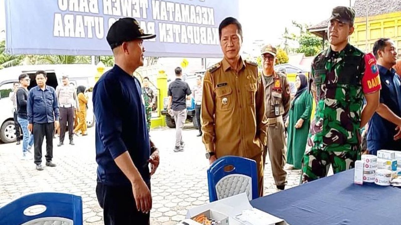 Penjabat Bupati Barito Utara, Muhlis, menyalurkan bantuan kepada ribuan warga yang terdampak banjir akibat meluapnya Sungai Barito, dengan ketinggian air yang mulai surut.