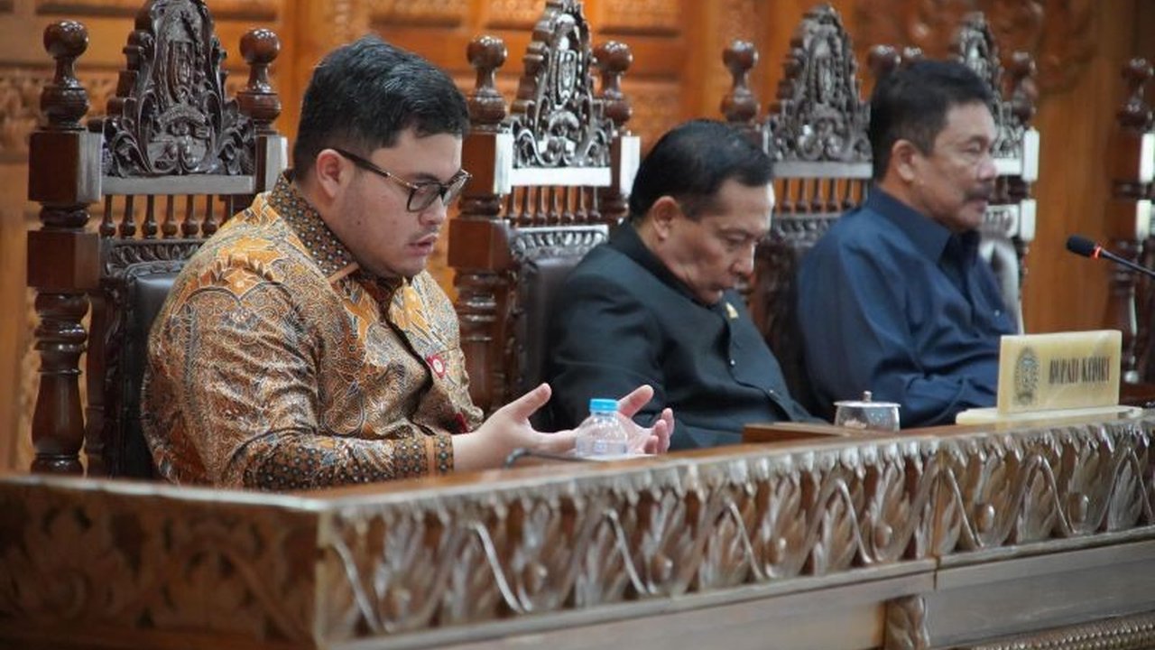 Pemerintah Kabupaten Kediri mengajukan Raperda Penanaman Modal untuk menarik investor dan mendorong pertumbuhan ekonomi daerah, serta dua Raperda lainnya yaitu Kawasan Tanpa Rokok dan Inovasi Daerah.