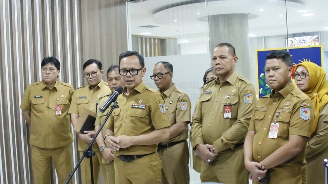 Bupati Indramayu, Lucky Hakim, dijatuhi sanksi tiga bulan pendalaman tata kelola pemerintahan di Kemendagri karena bepergian ke luar negeri tanpa izin.