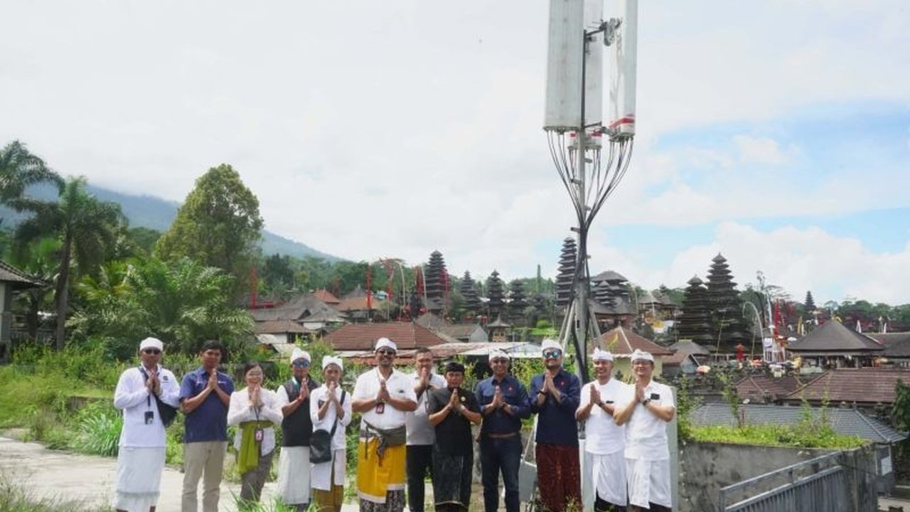 Telkomsel dirikan Compact Mobile Base Station (Combat) di Pura Besakih, Bali untuk memastikan konektivitas optimal selama Upacara Ida Bethara Turun Kabeh, mendukung kelancaran kegiatan keagamaan dan budaya.