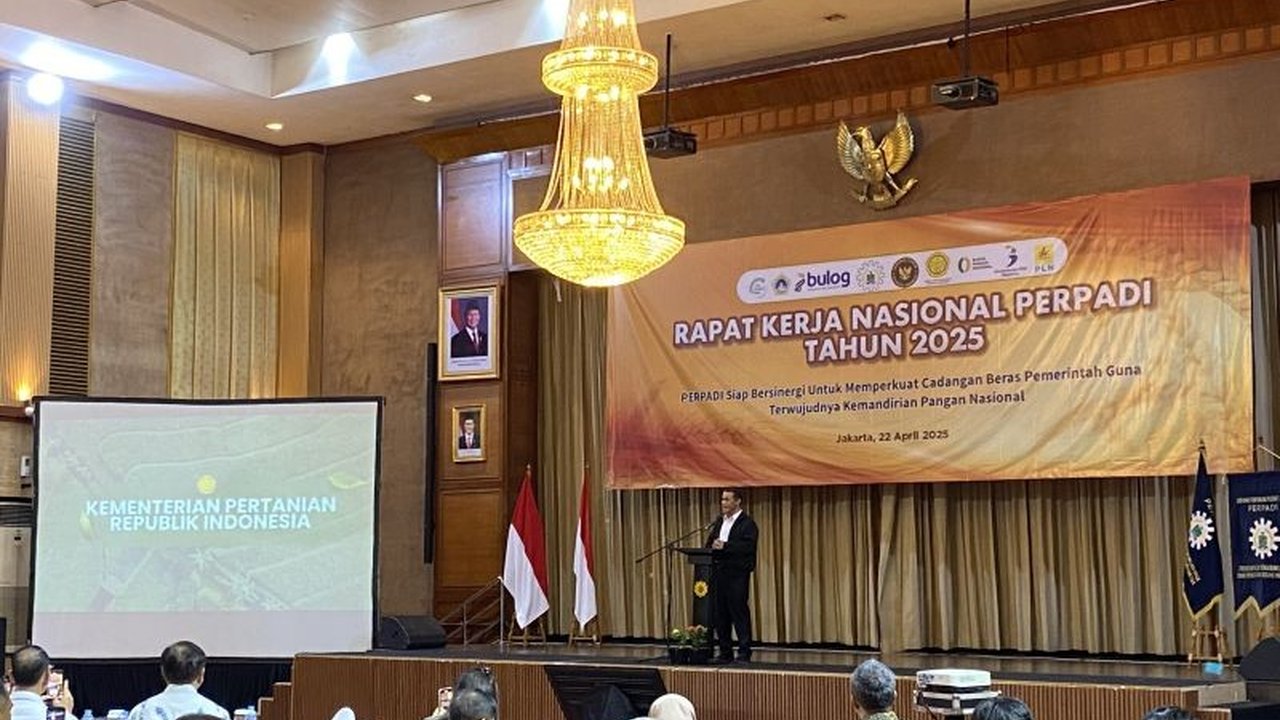 Menteri Pertanian mengumumkan stok beras Indonesia mencapai 4 juta ton pada Mei 2025, tertinggi sepanjang sejarah, bahkan menarik minat impor dari Malaysia.