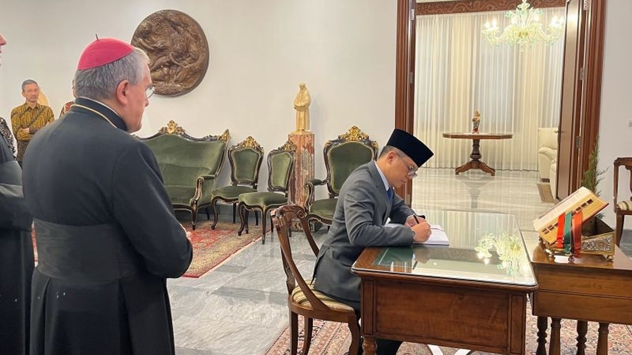 Menteri Luar Negeri RI menyampaikan rasa duka cita atas wafatnya Paus Fransiskus, menyebutnya sebagai kehilangan besar bagi dunia dan mengenang kunjungannya ke Indonesia sebagai momen harapan dan persatuan.