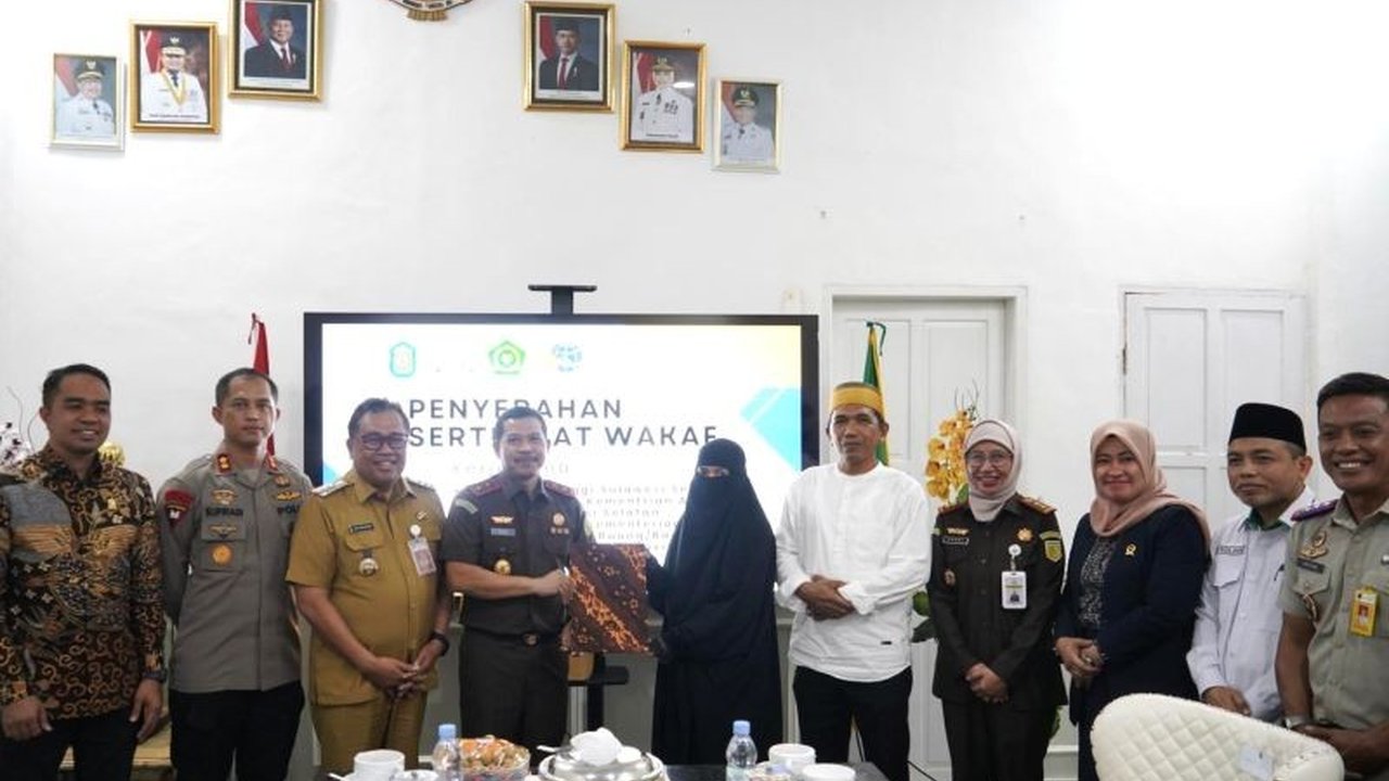 Kepala Kejaksaan Tinggi Sulsel menyerahkan dua sertifikat tanah wakaf di Takalar untuk Yayasan Pendidikan Islam dan masjid, guna memberikan kepastian hukum dan pengelolaan optimal.