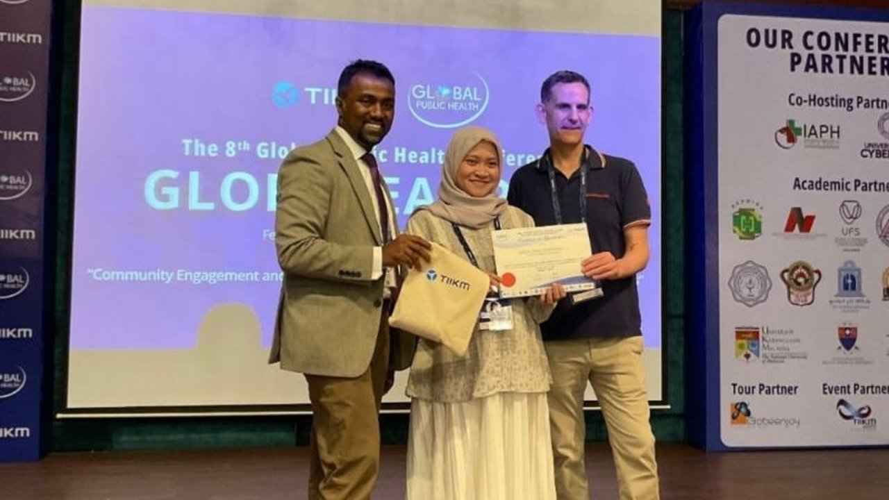 Dua mahasiswa FKM UI, Afandi dan Anisful, meraih penghargaan Best Presenter dan Best Social Media Ambassador pada konferensi GlobeHealth 2025 di Bangkok, atas inovasi aplikasi EWARS dan riset pencegahan HIV-AIDS di kalangan pekerja konstruksi.