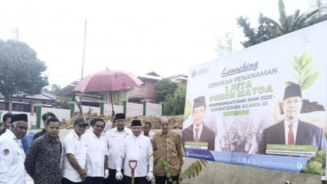Kanwil Kemenag Maluku bersama tokoh lintas agama menanam pohon matoa dalam rangka Hari Bumi ke-55, sebagai upaya pelestarian lingkungan dan edukasi ekologis berbasis nilai agama.