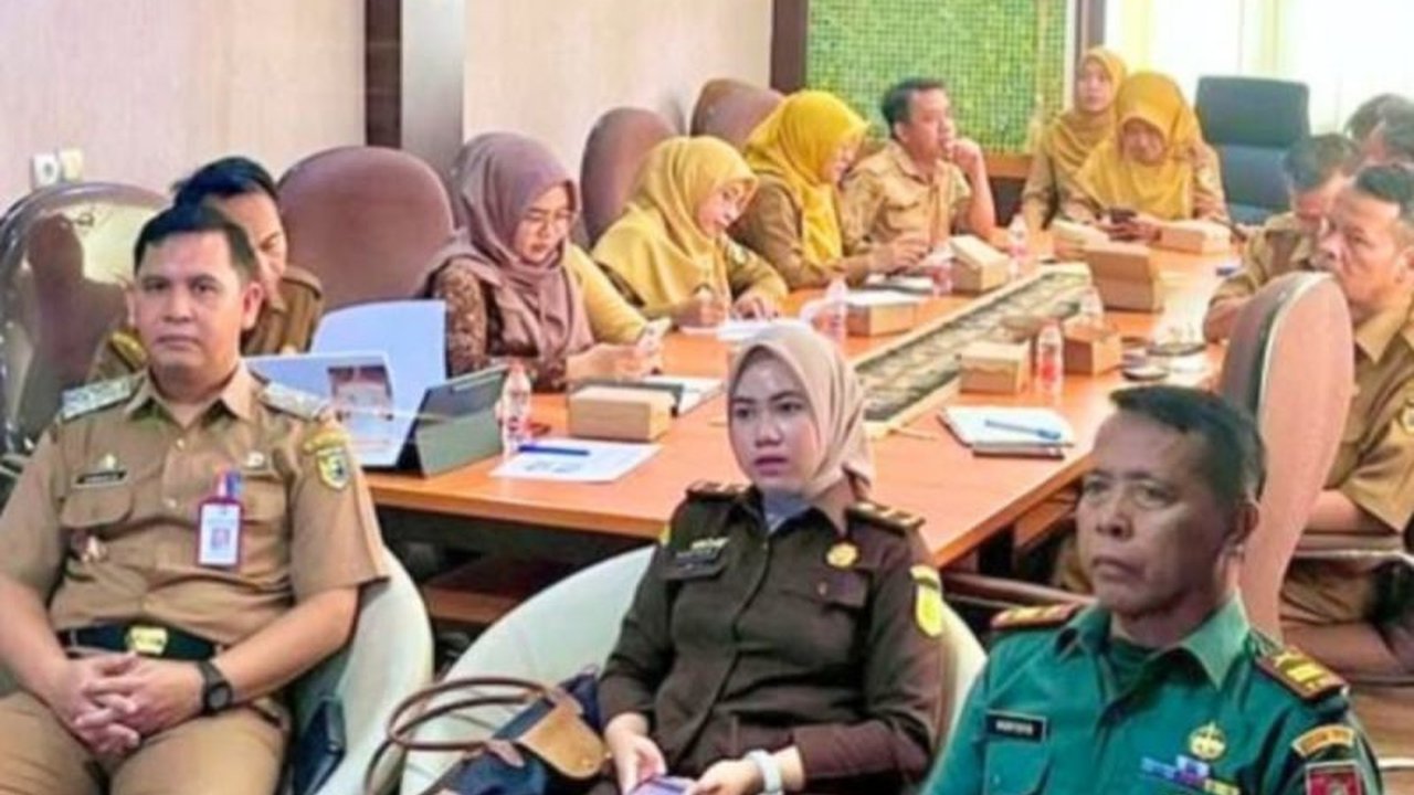 Pemkab Tanah Laut berkomitmen menghapus kemiskinan ekstrem melalui program Sekolah Rakyat, sebuah program pendidikan berkualitas untuk memutus rantai kemiskinan antar generasi, sebagaimana arahan Inpres No. 8 Tahun 2025.