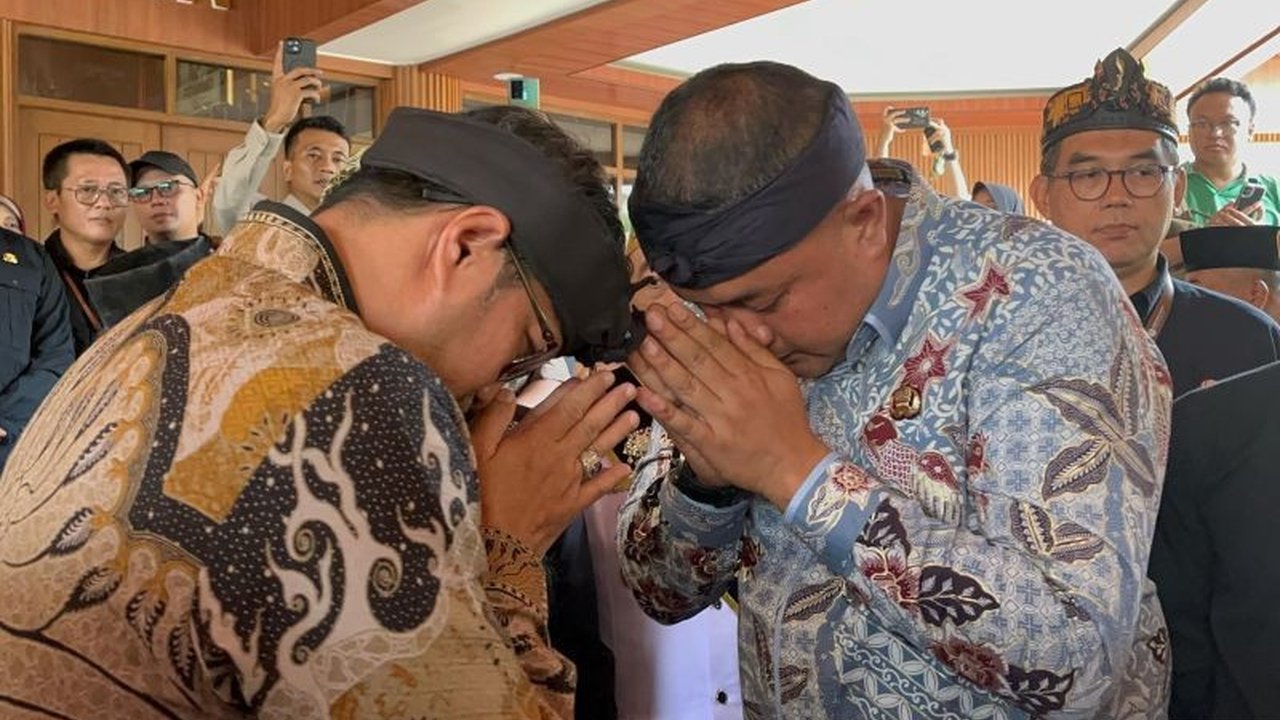 Bupati Bogor melepas pulang Mahkota Binokasih Sanghyang Pake, benda pusaka Kerajaan Sunda, ke Keraton Sumedang Larang setelah kirab dan serangkaian acara dalam rangka Hari Jadi Bogor ke-543.