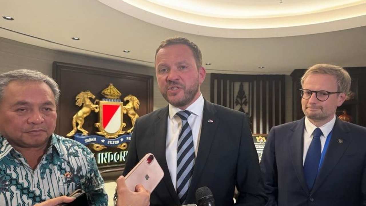 Indonesia dan Estonia berdiskusi mengenai kerja sama keamanan siber antar pemerintah, memanfaatkan keahlian Estonia dalam digitalisasi dan keamanan siber untuk kemajuan Indonesia.