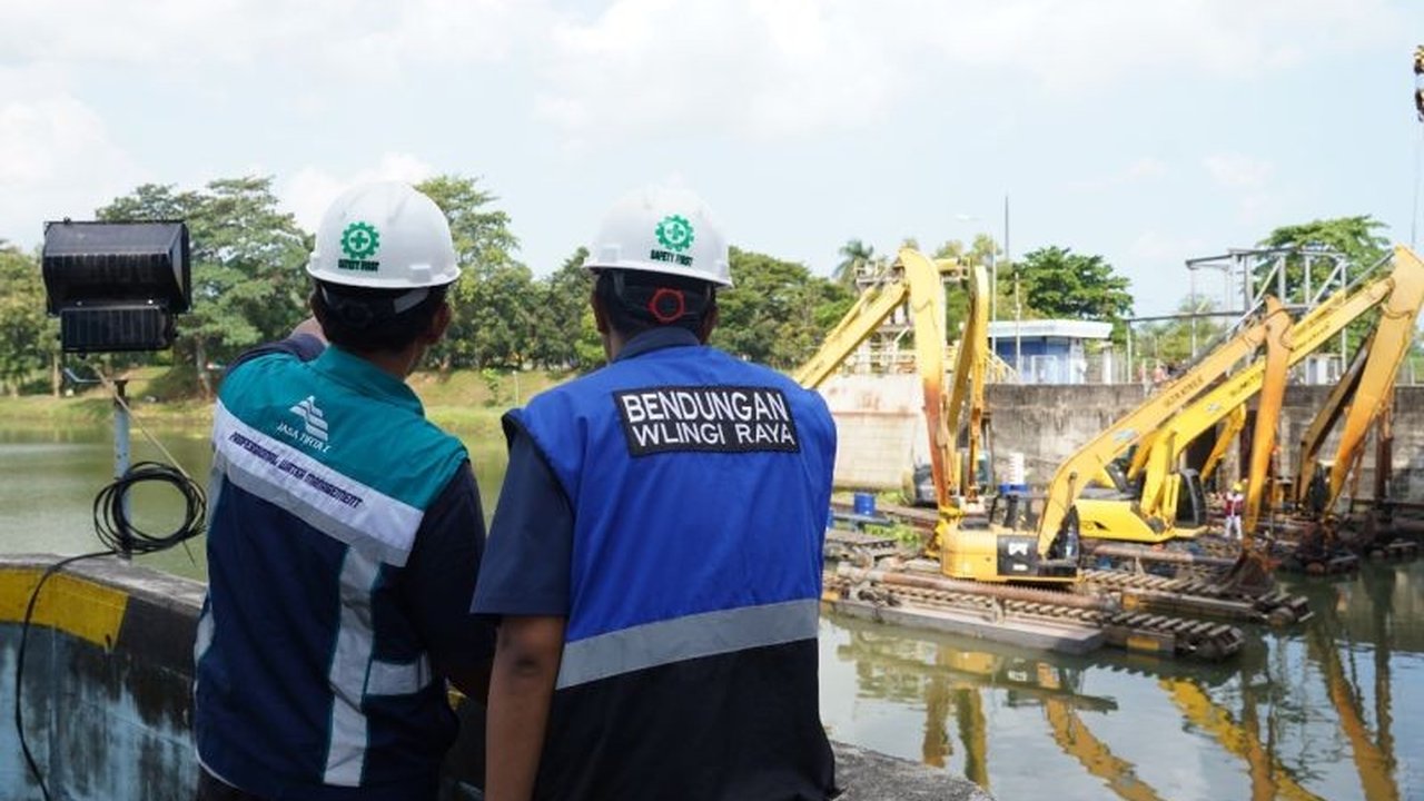 Perum Jasa Tirta I melakukan penggelontoran sedimen di Bendungan Wlingi dan Lodoyo, Blitar, Jawa Timur, untuk menjaga keberlangsungan fungsi waduk dan mendukung ketahanan pangan serta energi nasional.