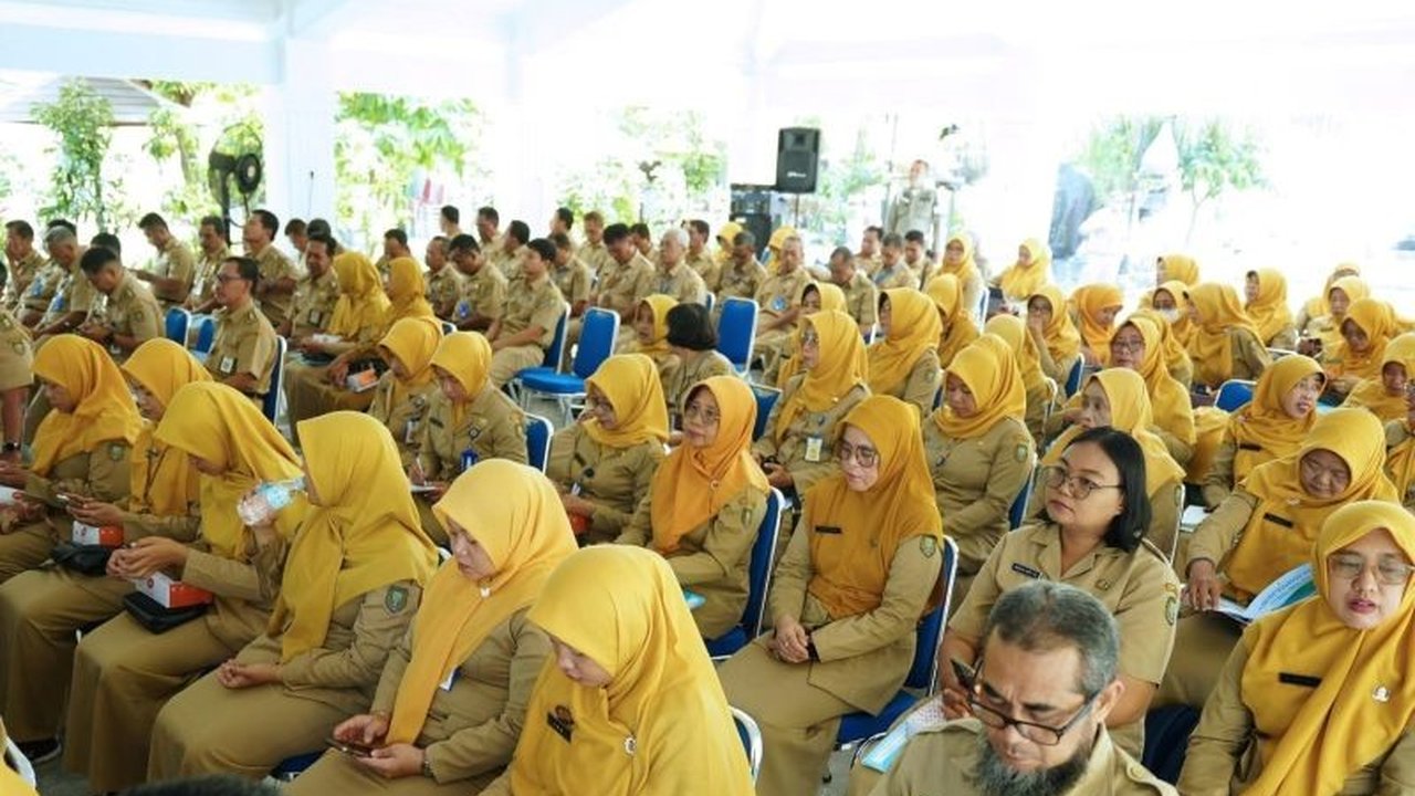 Pemerintah Kota Madiun meluncurkan beasiswa S3 bagi ASN untuk meningkatkan kualitas pelayanan publik dan mendorong inovasi, dengan alokasi dana Rp100 juta per orang.