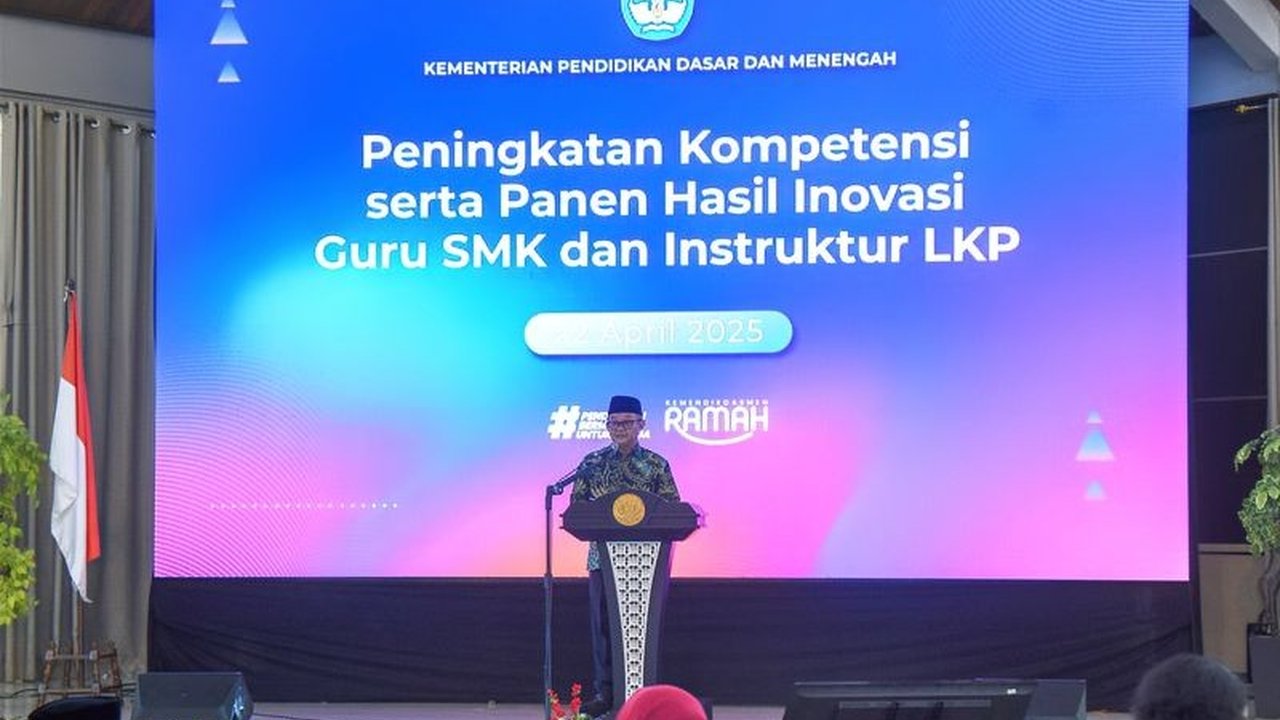 Kementerian Pendidikan, Kebudayaan, Riset, dan Teknologi (Kemendikdasmen) meningkatkan kompetensi lebih dari 1.200 guru SMK dan instruktur LKP melalui program peningkatan kompetensi yang dilakukan secara serentak di tujuh Balai Besar/Balai Pengembangan Pe
