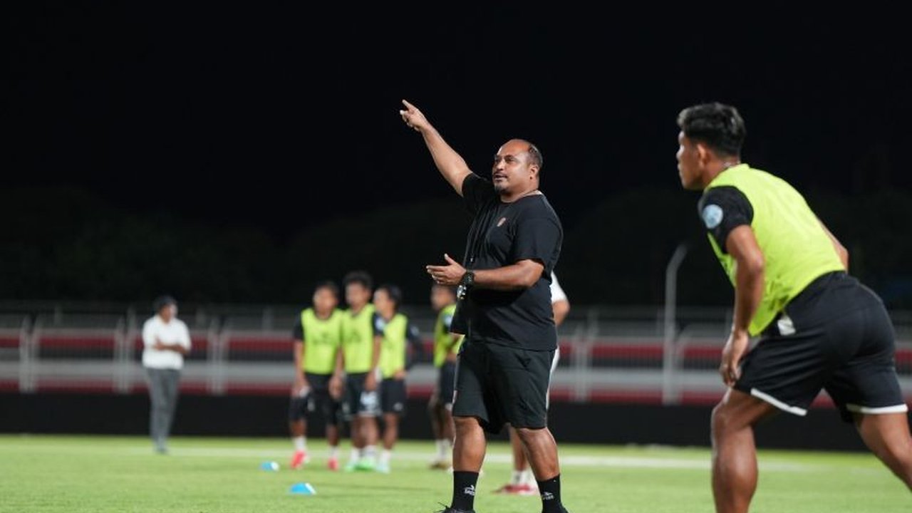 Imran Nahumarury, pelatih Malut United, dinobatkan sebagai pelatih terbaik Liga 1 edisi Maret 2025, membuktikan kemampuan pelatih lokal bersaing di level tertinggi.