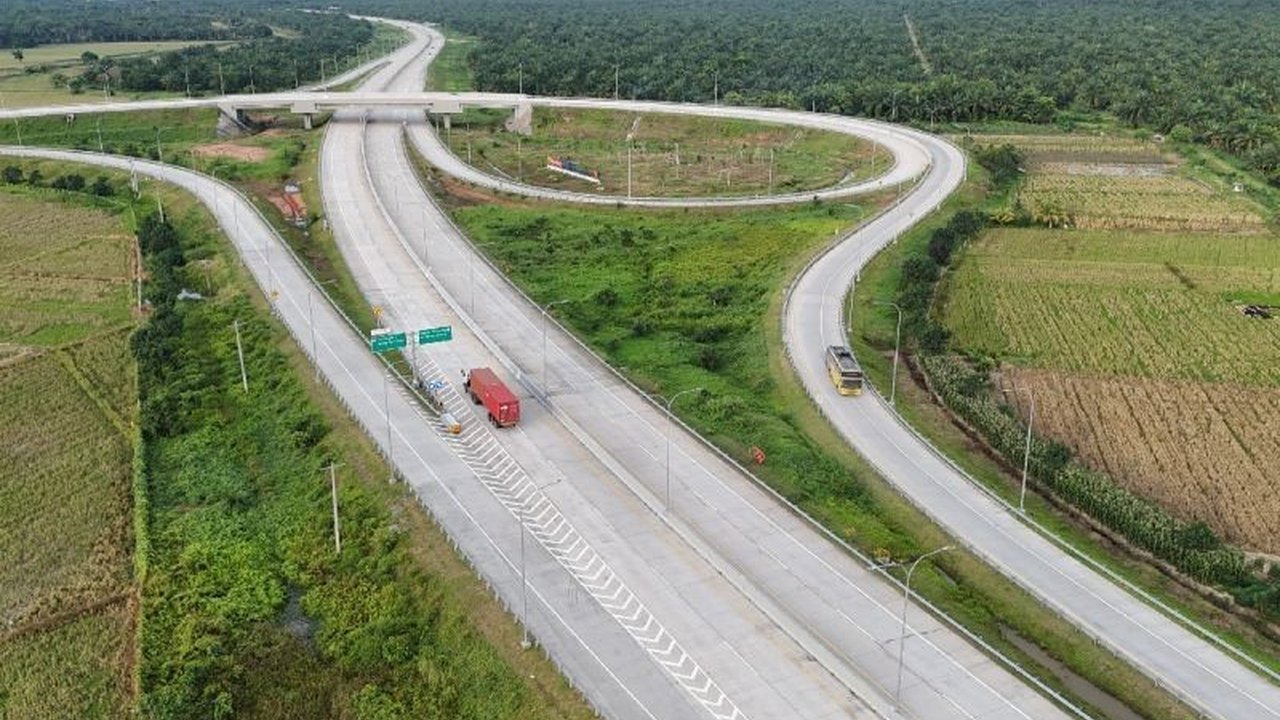 PT Hutama Marga Waskita (Hamawas) resmi memberlakukan tarif Tol Kuala Tanjung-Indrapura mulai 23 April 2025, dengan rincian tarif bervariasi berdasarkan golongan kendaraan dan tujuan.