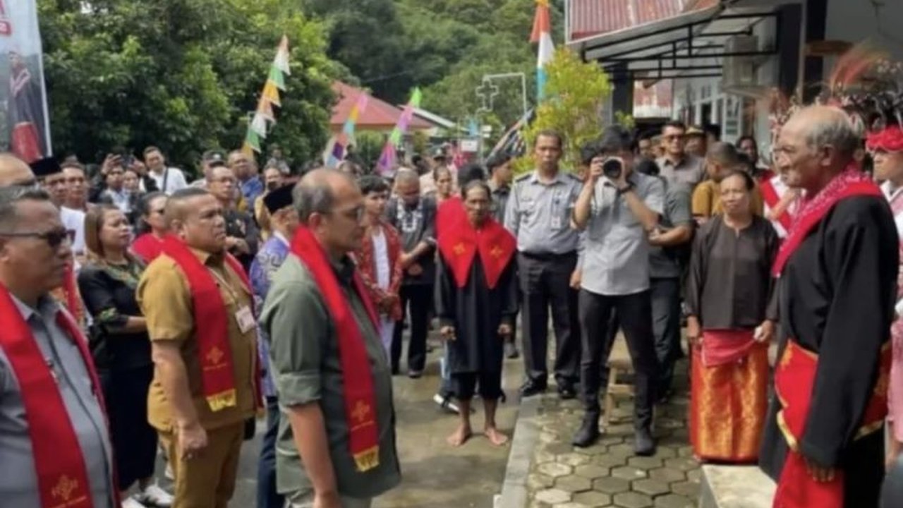 Wakil Menteri Hukum dan HAM RI, Edward Omar Sharif Hieriej, menerima gelar adat tertinggi 'Matua Matakau Amano Lopurisa Uritalai' dari Raja Negeri Rutong, Ambon, sebagai simbol tanggung jawab besar dalam menjaga hukum adat dan kesejahteraan masyarakat.