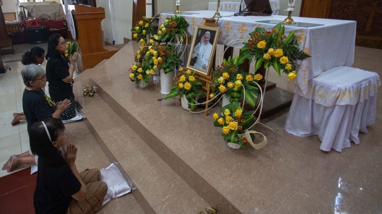 Paus Fransiskus wafat pada usia 88 tahun dan akan dimakamkan pada 26 April 2025 di Vatikan, disusul konklaf pemilihan Paus baru pada 5 Mei 2025.