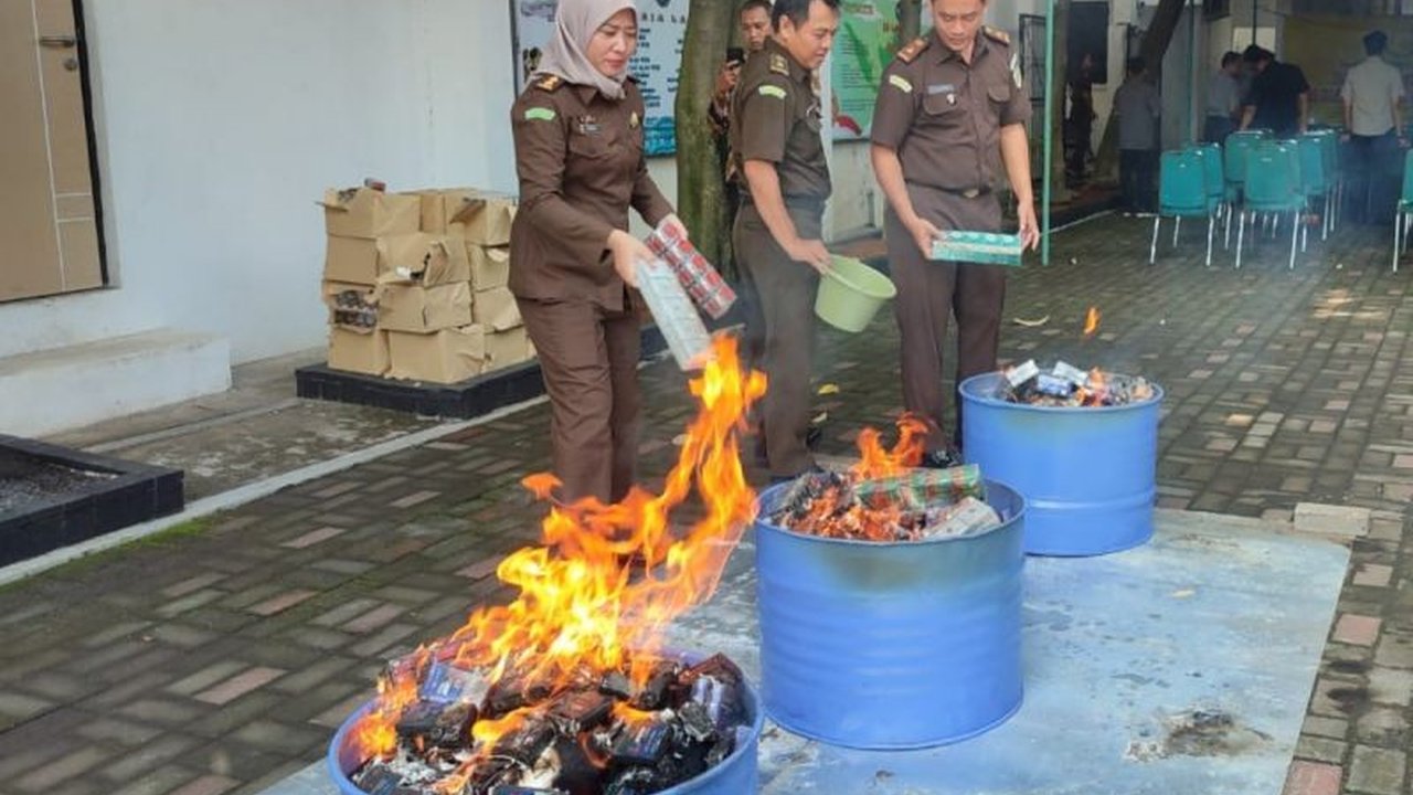 Kejaksaan Negeri Semarang memusnahkan barang bukti dari 101 kasus pidana, termasuk puluhan ponsel, senjata tajam, narkotika, dan rokok ilegal, untuk mencegah penyalahgunaan.