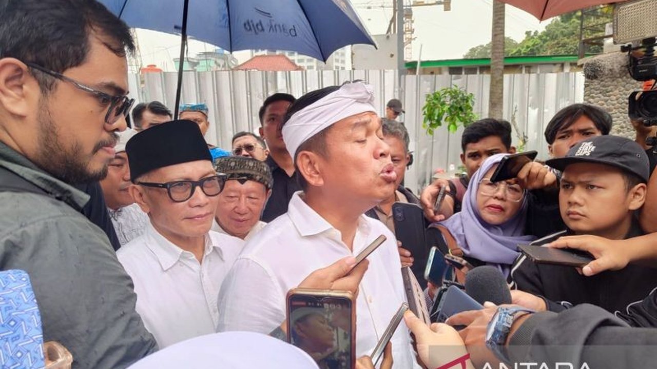 Gubernur Jawa Barat, Dedi Mulyadi, mendapat ancaman pembunuhan melalui media sosial, namun menanggapinya dengan tenang dan menyatakan itu sebagai risiko seorang pemimpin.