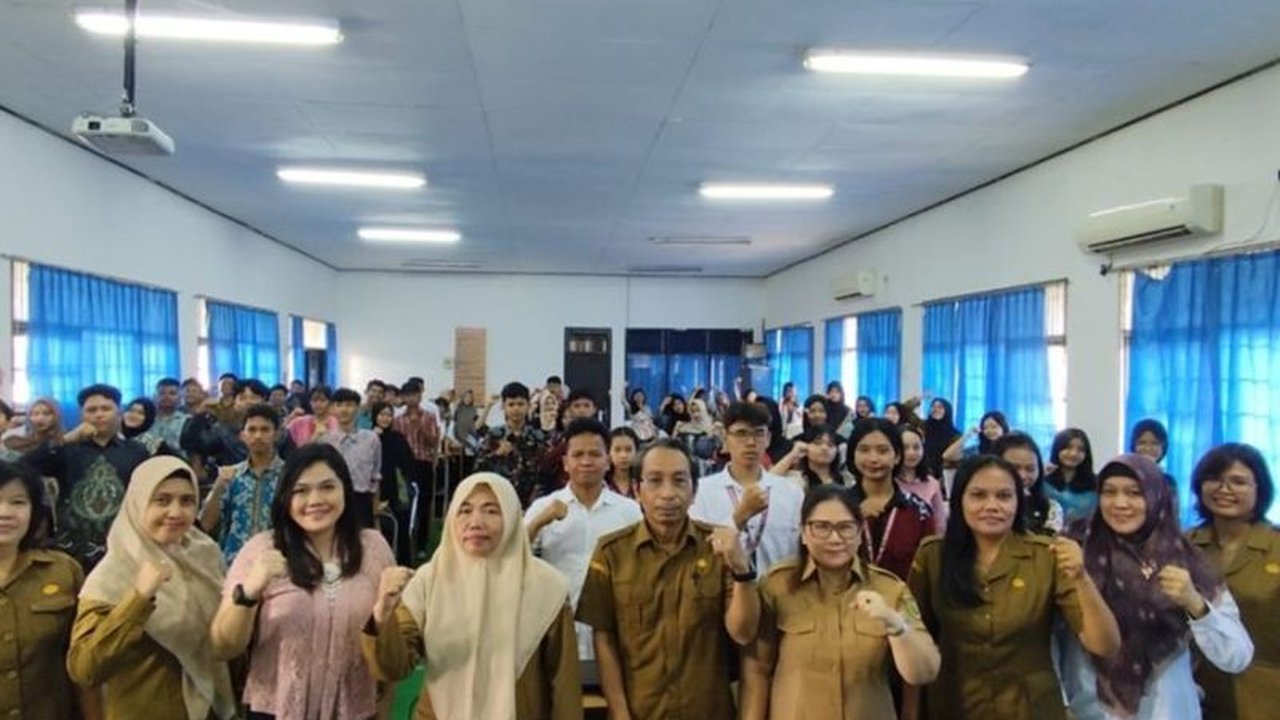Diskominfo Palangka Raya memberikan edukasi kepada siswa SMK Negeri 2 tentang pentingnya bijak bermedia sosial untuk mencegah penyebaran konten negatif dan menjaga privasi.