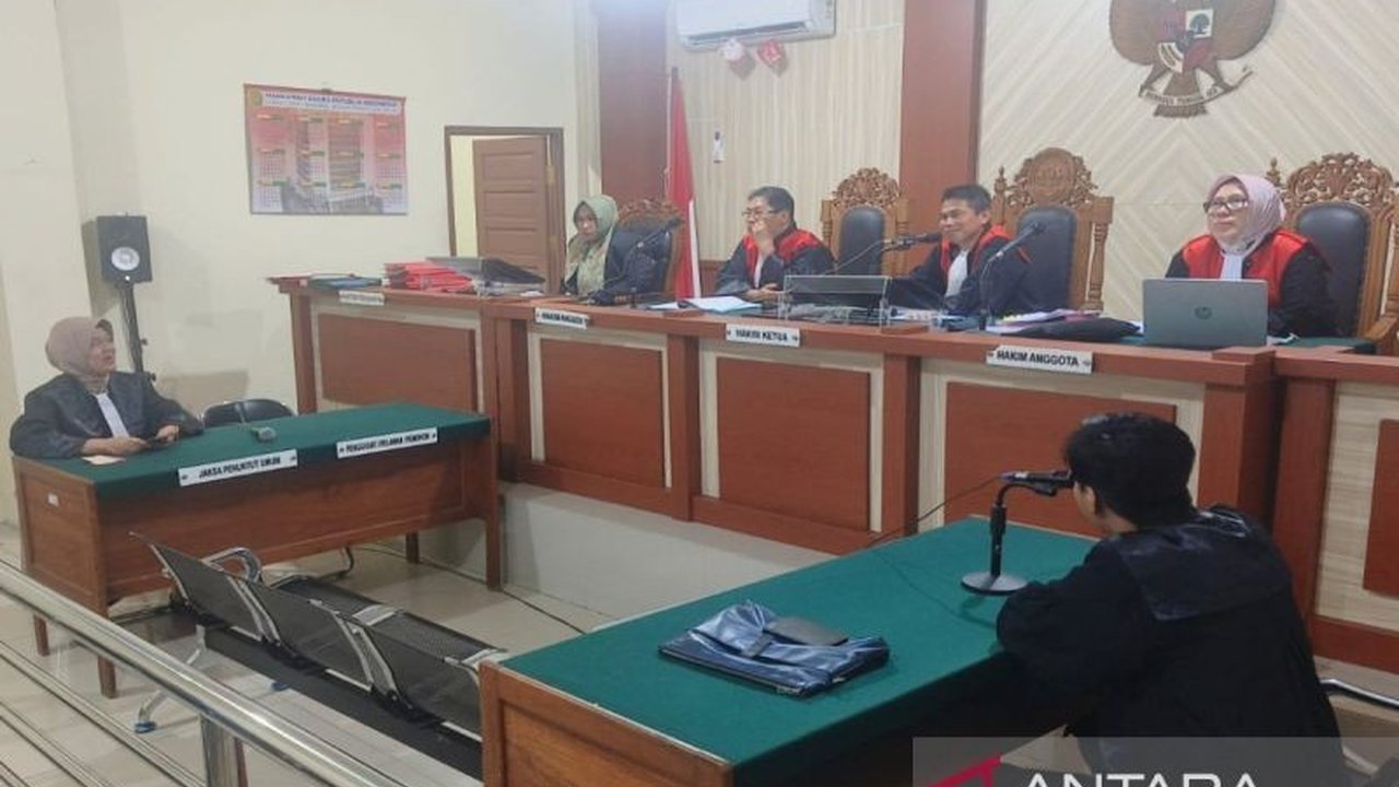 Hakim membebaskan Amsyah Yadhi, kurir ojek online yang dituduh membawa 30 kg sabu, karena menilai tidak ada niat jahat dalam kasus tersebut.