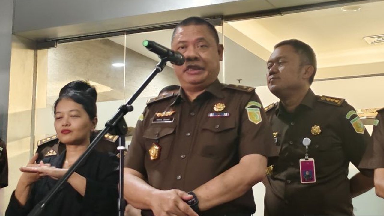 Kejaksaan Agung mengungkap fakta mengejutkan terkait kasus suap vonis lepas: panitera memberikan draf putusan kepada advokat untuk dikoreksi sebelum sidang, diduga untuk memastikan putusan sesuai keinginan.