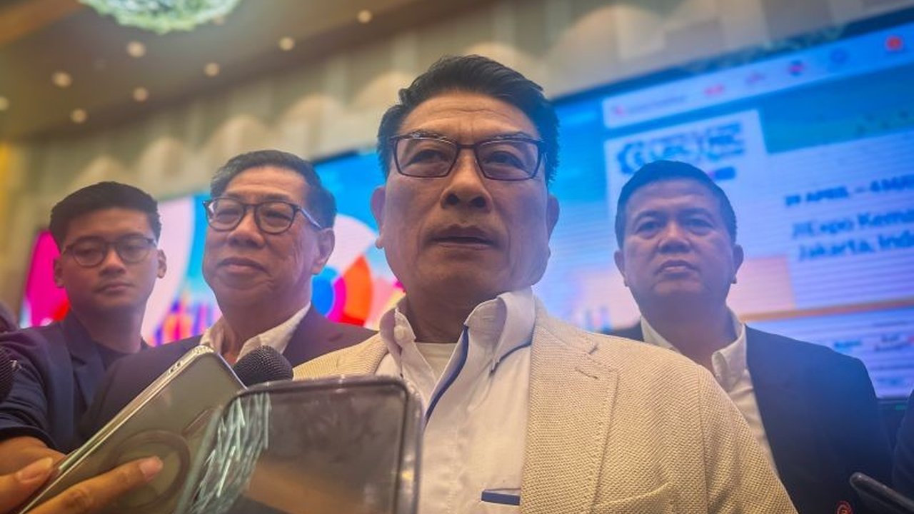 Meskipun LG Energy Solution menarik diri dari proyek baterai EV senilai Rp130,7 triliun, Ketua Umum Periklindo menegaskan investasi asing di Indonesia tetap kuat, dibuktikan dengan antusiasme di PEVS 2025.