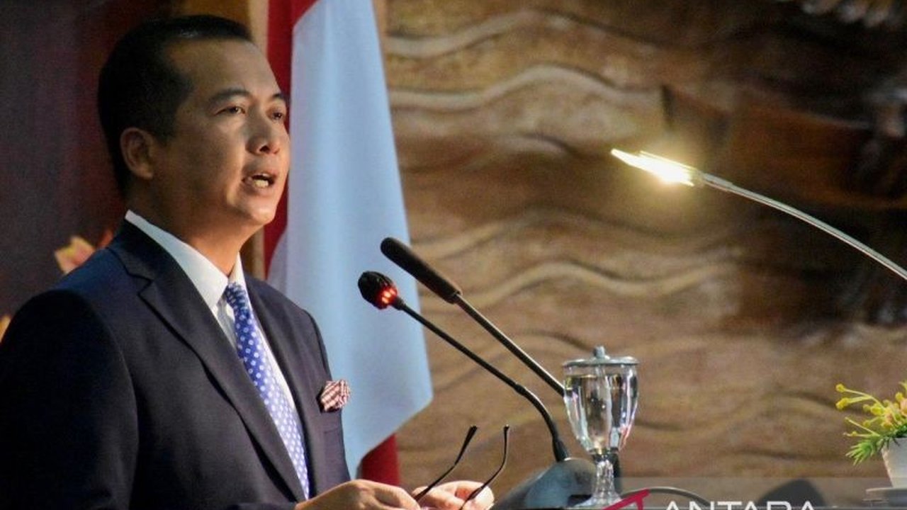 Gubernur NTB, Lalu Muhamad Iqbal, mengajukan Ranperda perampingan OPD untuk efisiensi anggaran dan peningkatan pelayanan publik, serta adaptasi terhadap regulasi terbaru keuangan daerah.