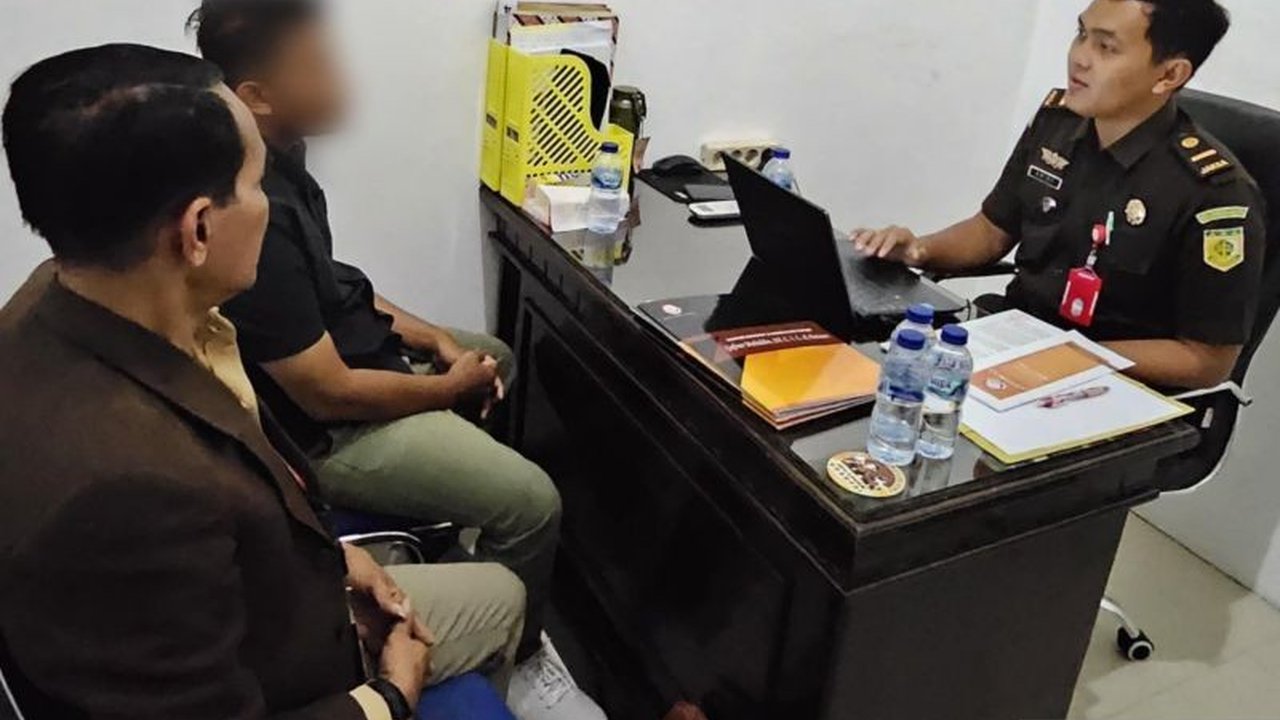 Kejari Bima menahan pejabat bank negara berinisial AR sebagai tersangka korupsi penyaluran dana KUR senilai Rp450 juta yang merugikan sembilan petani jagung di Desa Tambe, Bima.