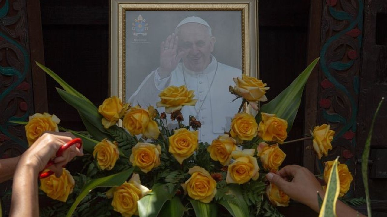 Wafatnya Paus Fransiskus meninggalkan warisan besar bagi dunia, khususnya tentang perdamaian, kemanusiaan, dan keberanian menyuarakan kebenaran di tengah kebinekaan yang rapuh.