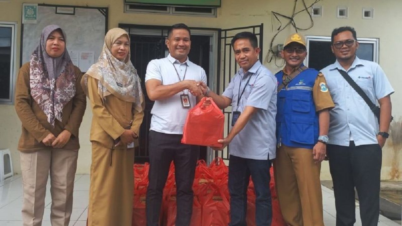 PT Timah Tbk menyalurkan ratusan paket makanan siap saji kepada warga Pangkalpinang yang terdampak banjir, membantu meringankan beban mereka yang kehilangan akses makanan akibat bencana alam tersebut.