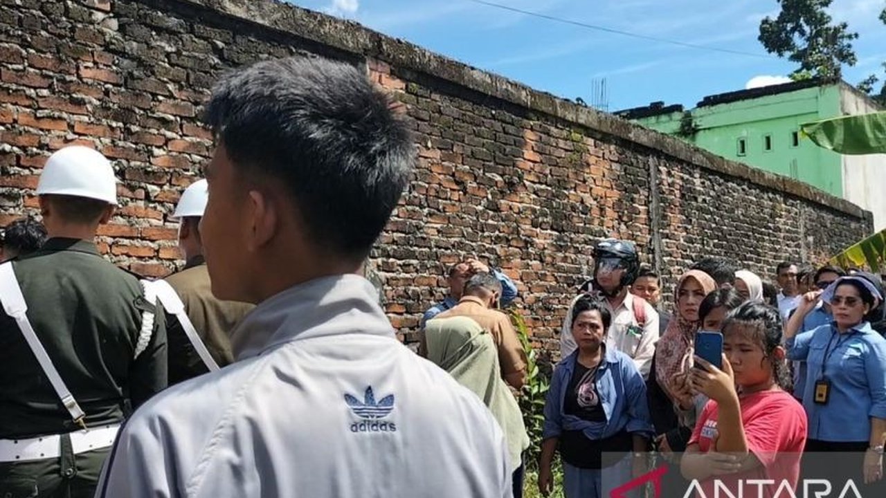 Kejaksaan Tinggi Sumbar membantu LLDIKTI X memulihkan aset tanah seluas 725 meter persegi di Padang yang ditempati warga, setelah mediasi gagal, pematokan batas tanah akhirnya dilakukan.