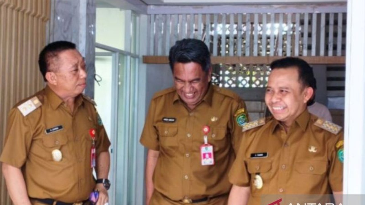 Bupati Tapin, H. Yamani, mengecam kualitas proyek rehabilitasi Kantor Inspektorat senilai Rp1,8 miliar yang dikerjakan CV Dua Putri Mandiri dan mengancam sanksi tegas.