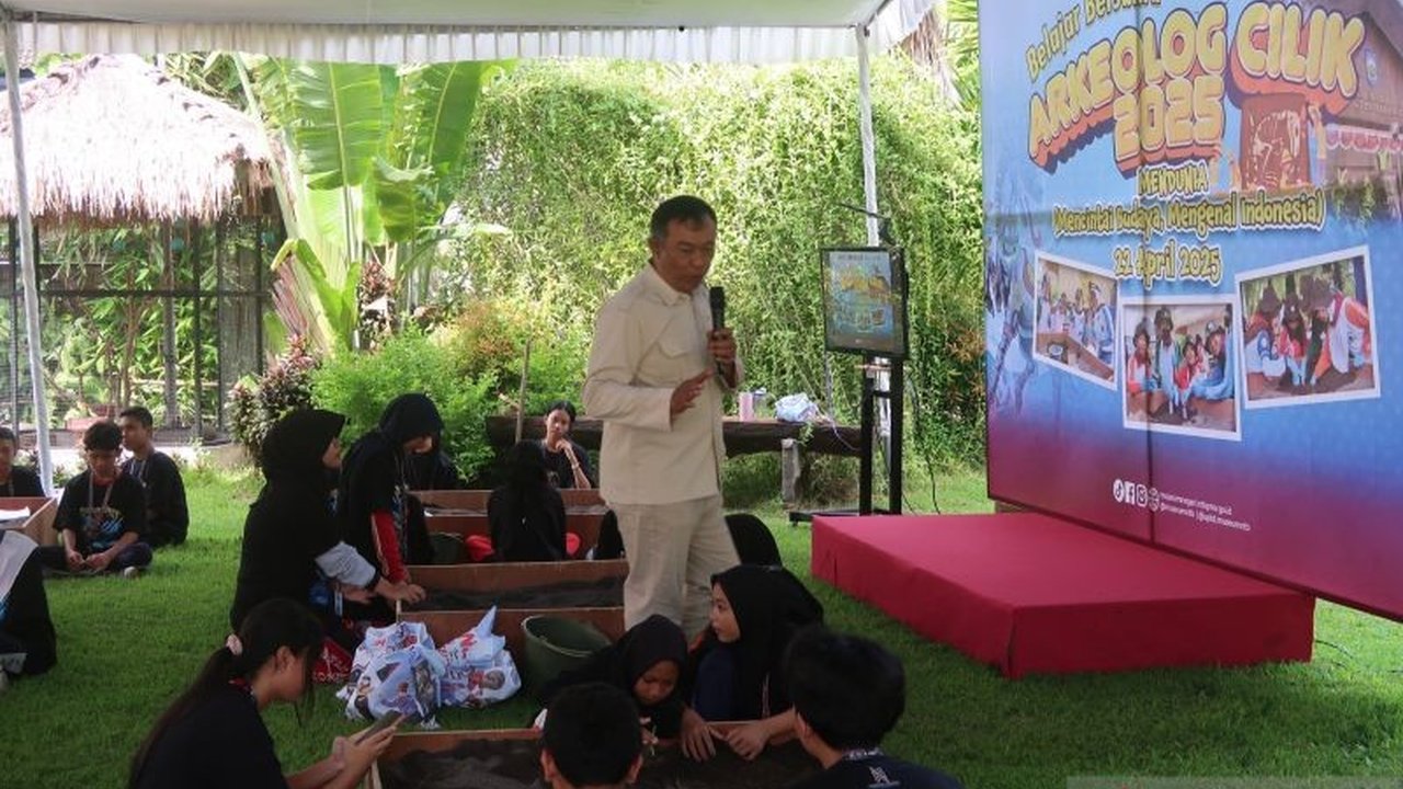 Penelitian arkeologi penting sebagai dasar pembangunan daerah, memastikan pelestarian warisan budaya dan keseimbangan pembangunan berkelanjutan, seperti yang disampaikan oleh Ikatan Ahli Arkeologi Indonesia (IAAI).