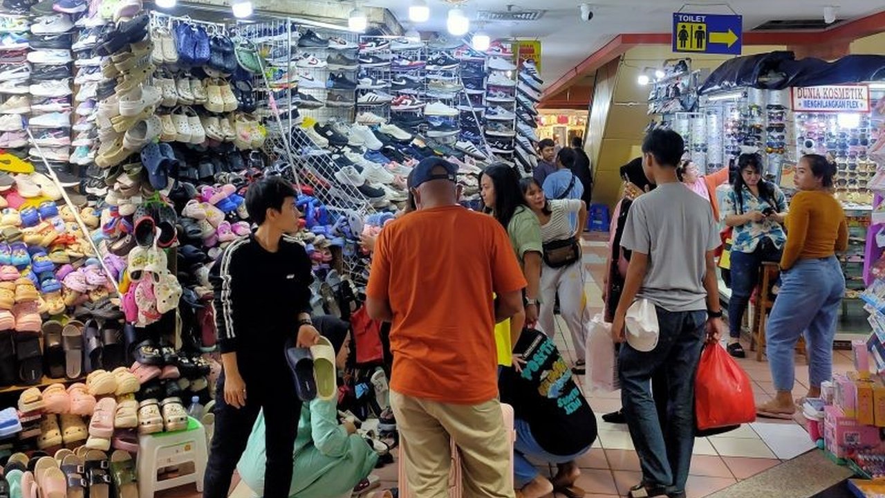 ITC Mangga Dua di Jakarta Utara tetap ramai pengunjung meskipun mendapat cap sebagai pusat barang bajakan dari Amerika Serikat, pedagang dan pembeli mengaku tidak terpengaruh.